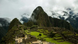 AC Partners - Photo-by-Paolo-Salazar_www.pexels.com - Machu Picchu antik şehrinde yer alan taş yapılar, tarım terasları ve dağ manzarasıyla İnka mimarlık ve mühendislik dehasını yansıtan genel görünüm