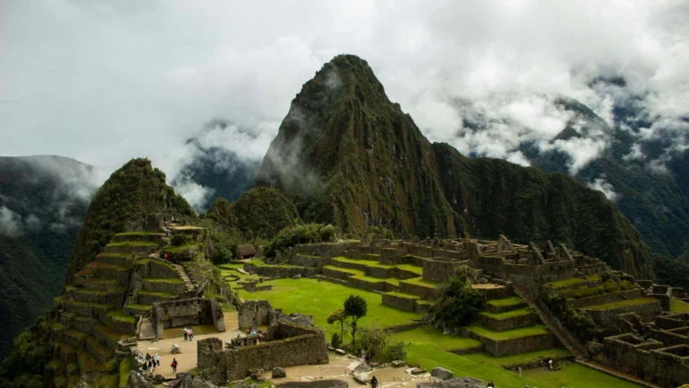 AC Partners - Photo-by-Paolo-Salazar_www.pexels.com - Machu Picchu antik şehrinde yer alan taş yapılar, tarım terasları ve dağ manzarasıyla İnka mimarlık ve mühendislik dehasını yansıtan genel görünüm