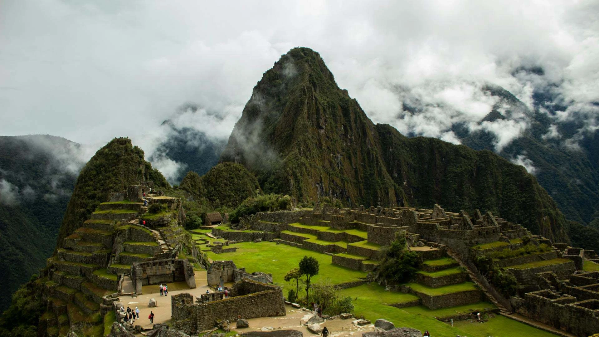 AC Partners - Photo-by-Paolo-Salazar_www.pexels.com - Machu Picchu antik şehrinde yer alan taş yapılar, tarım terasları ve dağ manzarasıyla İnka mimarlık ve mühendislik dehasını yansıtan genel görünüm