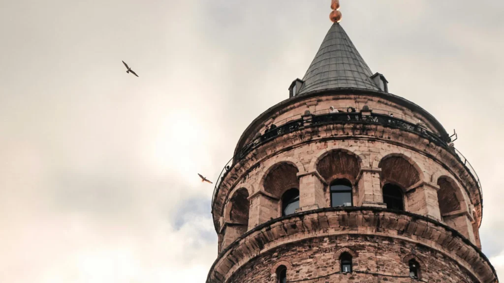 Acpartners-Mimarlık ofisi-Galata Kulesi’nin silindirik kütlesi ve kalın taş duvarları, Orta Çağ savunma mimarlığının işlev odaklı yaklaşımını yansıtır.