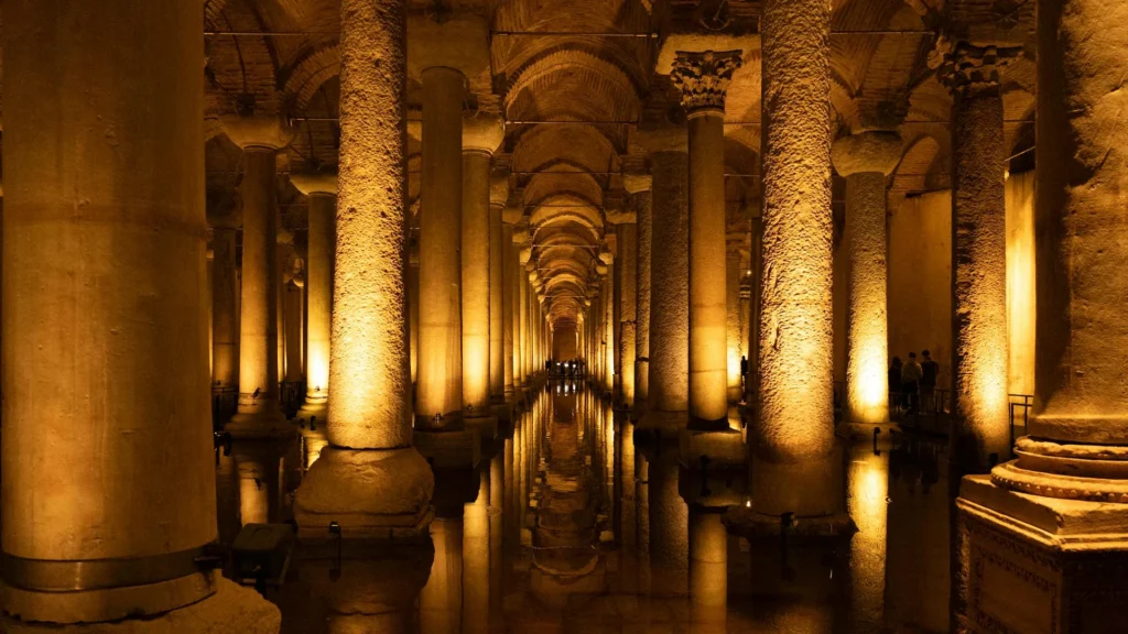 Yerebatan Sarnıcı’ndaki sütunlu ve tonozlu strüktür, Bizans döneminde altyapı mimarlığının su mühendisliğiyle birleştiği nadir örneklerdendir.