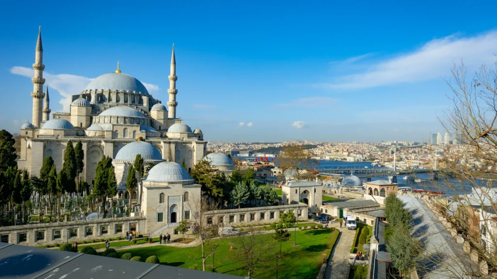 Acpartners-Mimarlık ofisi-Süleymaniye Camii iç mekânında merkezi kubbe ve yarım kubbelerle sağlanan statik denge, Osmanlı mimarlığının teknik olgunluğunu yansıtır.