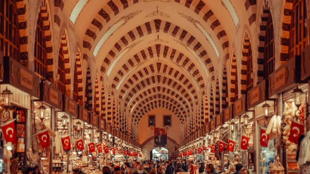 Acpartners-Mimarlık ofisi-Kapalıçarşı’nın kubbeli sokakları ve hanları, İstanbul mimarlığında ticaret odaklı örtülü kentsel dokunun yüzyıllar içinde gelişimini gösterir.