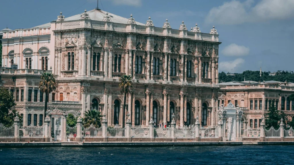 Acpartners-Mimarlık ofisi-Dolmabahçe Sarayı cephesi, 19. yüzyıl Osmanlı mimarlığında Batılılaşma sürecinin aksiyel plan ve masif taşıyıcı duvar sistemiyle ifadesidir.