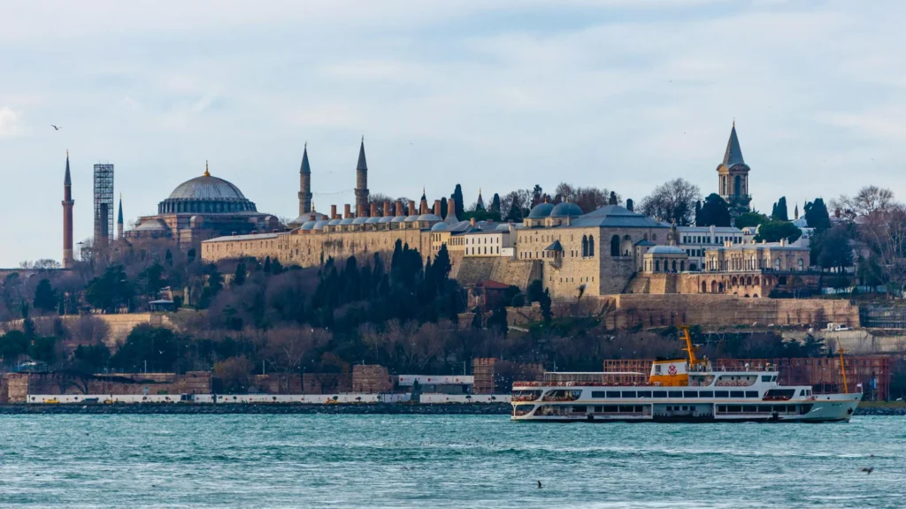 Acpartners-Mimarlık ofisi-Topkapı Sarayı avluları, Osmanlı mimarlığında yönetim, hiyerarşi ve mekânsal organizasyonun avlu temelli kurgusunu gösterir.