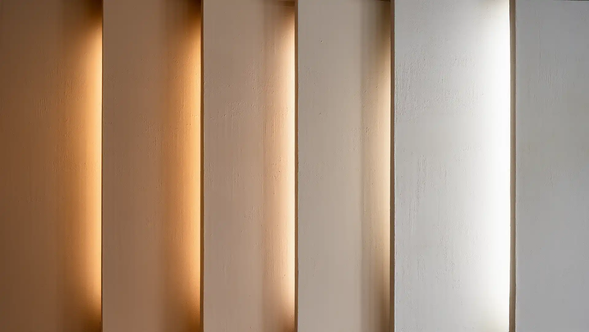 Krem renkli tek bir duvar yüzeyinin 2500K, 3000K, 3500K, 4500K, 5000K ve 6000K ışık sıcaklıkları altında farklı algılanışını gösteren karşılaştırmalı görsel, iç mimarlıkta doğru aydınlatma seçiminin malzeme rengini nasıl değiştirdiğini ortaya koyuyor.