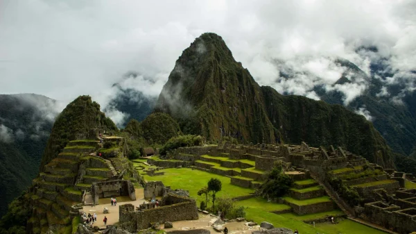 AC Partners - Photo-by-Paolo-Salazar_www.pexels.com - Machu Picchu antik şehrinde yer alan taş yapılar, tarım terasları ve dağ manzarasıyla İnka mimarlık ve mühendislik dehasını yansıtan genel görünüm