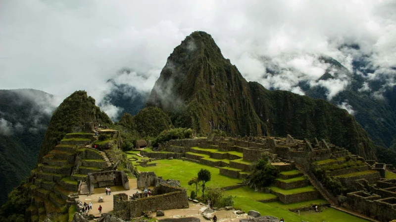 AC Partners - Photo-by-Paolo-Salazar_www.pexels.com - Machu Picchu antik şehrinde yer alan taş yapılar, tarım terasları ve dağ manzarasıyla İnka mimarlık ve mühendislik dehasını yansıtan genel görünüm