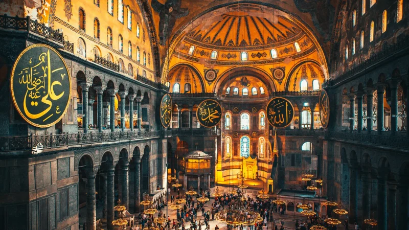 Acpartners-Mimarlık ofisi-Ayasofya’nın pandantifli ana kubbesi, Bizans mimarlığında kare plandan dairesel kubbeye geçişin en erken ve büyük ölçekli örneği.